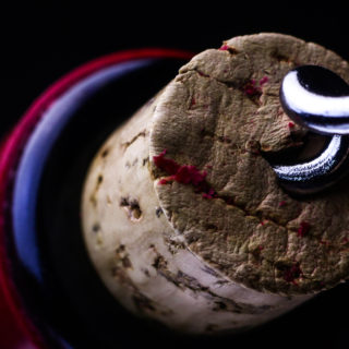 Primo piano di un cavatappi che estrae un tappo, simbolo delle competenze apprese durante il seminario tecniche di servizio AIS.