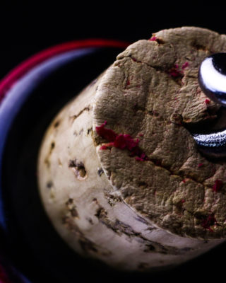 Primo piano di un cavatappi che estrae un tappo, simbolo delle competenze apprese durante il seminario tecniche di servizio AIS.