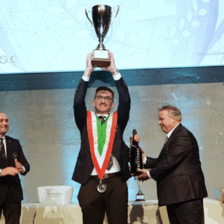 Andrea Gualdoni solleva la coppa di Miglior Sommelier d'Italia