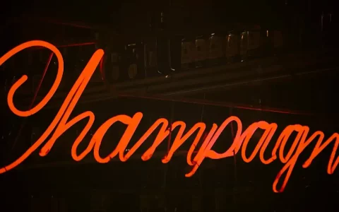 Corso Champagne: una insegna al neon con la scritta Champagne