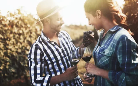 Studenti che imparano le tecniche di degustazione del vino in un corso per diventare sommelier