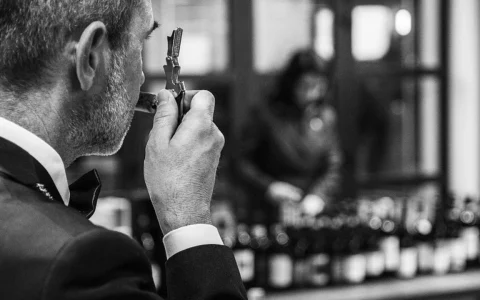 Un sommelier professionista al lavoro. AIS riconosce il titolo a chi svolge la professione da almeno un anno.