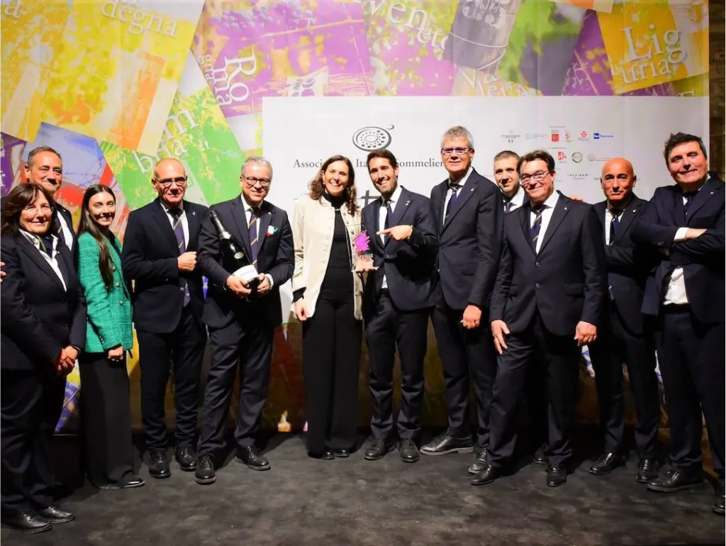 Camilla_Lunelli_consegna_il_Premio_Surgiva_2025_alla_Delegazione_AIS_Campania