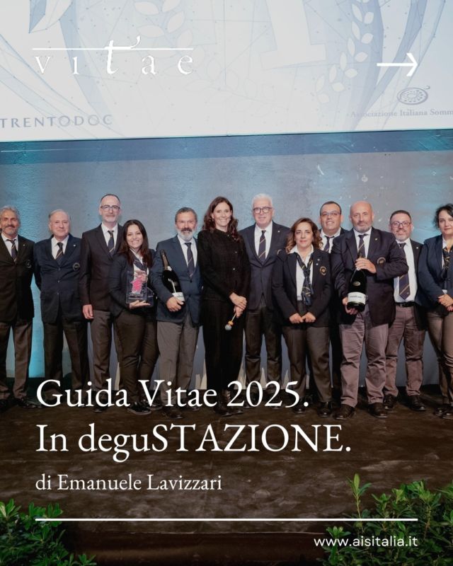 "Guarda il calor del sole che si fa vino..." ☀️🍇 Dante lo sapeva: il vino è una bevanda divina! E noi di #aisitalia lo celebriamo con la Guida Vitae 2025, presentata a Firenze. Un vero viaggio nel paradiso vinicolo italiano! 🇮🇹

✨ Numeri da capogiro: quasi 3.000 aziende, 2.350 in edizione cartacea, 452 Gemme, e molto altro!

🏆 I 22 Tastevin AIS: abbiamo premiato i vignaioli che hanno fatto la storia del vino italiano, dal Piemonte alla Sicilia, passando per la Toscana e molte altre regioni!

🌍 Il Mediterraneo: tema centrale del 2024, raccontato attraverso le introduzioni regionali di Bruno Petronilli e i dialoghi con ristoratori locali.

🥂 Masterclass: "Espressioni del Mediterraneo" con Gabriele Gorelli e Daniele Cernilli.

👉 Vuoi scoprire tutti i vini premiati e le storie dietro ogni bottiglia? 🍾 L'articolo completo è a cura di @emanuele.lavizzari lo trovi sul numero 43 di #Vitae di #aisitalia! 📰

Non perdere l'occasione di immergerti nel mondo del vino italiano! 🥂

#vino #vinoitaliano #dante #guida #sommelier #degustazione #eccellenze #firenze #tastevin #mediterraneo #ais