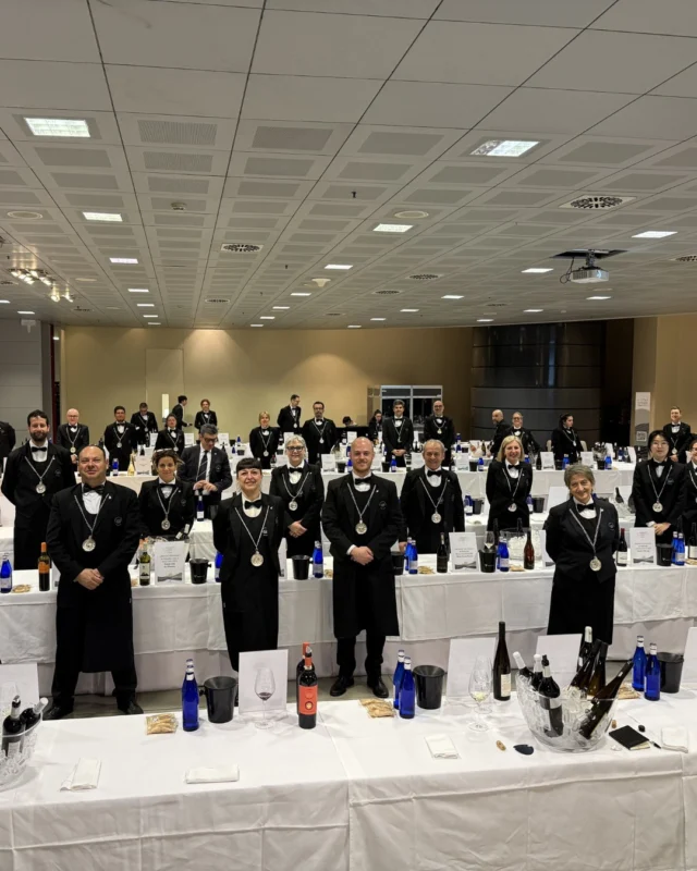 Missione compiuta! ✅ Si è concluso un Vinitaly 2025 ricco di soddisfazioni per #aisitalia 

Nell'ultima giornata, abbiamo avuto il piacere di presentare in Sala Tulipano una selezione speciale di vini "Passepartout" dalla guida Vitae 2025. 📖 Etichette scelte per la loro grande adattabilità negli abbinamenti, risorse preziose per la ristorazione e gli appassionati.

Siamo stati inoltre onorati di ricevere la visita del Presidente di Veronafiere, Federico Bricolo. Il suo apprezzamento per l'impegno qualificato e costante di AIS e dei nostri sommelier per la valorizzazione di Vinitaly è un riconoscimento importante che sottolinea la stima reciproca e la forte collaborazione.

Un immenso GRAZIE va ai nostri sommelier AIS, la vera anima della nostra partecipazione. 🌟 La vostra dedizione, competenza e passione sono state fondamentali per il successo degli eventi della fiera. Avete gestito ogni attività con maestria, rappresentando i valori AIS in modo capillare in tutta la manifestazione. Siamo fieri di voi! 

Vinitaly 2025 ha confermato ancora una volta la vitalità e l'importanza della nostra Associazione. Grazie a tutti coloro che hanno contribuito a questo splendido risultato! 

 #Sommelier #Vinitaly #Vinitaly2025 #AssociazioneItalianaSommelier #Vitae #Vitae2025 #Passepartout #Vino #Wine #Verona #Veronafiere #EccellenzaItaliana #MadeInItaly