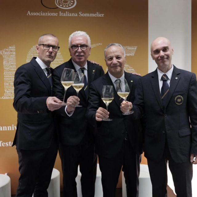 #aisitalia  a #vinitaly !

🇮🇹 Cuore pulsante delle attività AIS: la nostra Lounge ha ospitato una prima giornata ricca di annunci! ✨

Alla presenza del Presidente @sandrocamilli, del Vicepresidente @m.aldegheri66 Marco Aldegheri e del Responsabile Nazionale Eventi @camilloprivitera.cp , abbiamo condiviso grandi notizie:

1️⃣ Save the Date! 🗓️ per i nostri magnifici 60 anni, che compiremo il 7 luglio! 

2️⃣ Nuovo Stile AIS! 👔 Annunciata la nuova divisa ufficiale, che vestirà i nostri Sommelier con un elegantissimo blu navy. Un ringraziamento alla Sartoria Inghirami per la preziosa convenzione. #DivisaAIS

3️⃣ Cultura dell'Olio per i Giovani! 🌱 Presentato il progetto di un nuovo importante strumento didattico: un libro sull'olio pensato per i ragazzi del progetto Sommelier Astemio. Un progetto curato insieme al Responsabile Lello Massa e al Consigliere Nazionale Giuseppe Baldassarre. #SommelierAstemio

 Quale novità vi incuriosisce di più? Fatecelo sapere nei commenti! 👇

#AIS #AssociazioneItalianaSommelier #Sommelier #AISLounge #60AnniAIS #AnniversarioAIS #UniformeAIS #SartoriaInghirami #OlioEVO #Didattica #Formazione #GiovaniSommelier #EventiAIS #EccellenzaItaliana