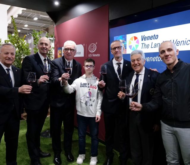 Una seconda giornata ricca di contenuti ed emozioni per #aisitalia a #vinitaly

📍Insieme ad @aisveneto abbiamo dedicato grande attenzione alle attività ESG, presentate dal Presidente Giampaolo Breda. Applausi per Alba Vitae (+100.000€ raccolti in 15 anni!), per il progetto "Adotta una vigna con AIS Veneto" 🍇, iniziativa solidale ed educativa esemplare, che quest'anno compie tre anni, e Amorim Cork Italia per il progetto di recupero dei tappi di sughero, al fine di trasformarli in oggetti di design. 

Intanto, nella nostra Lounge AIS, un susseguirsi di incontri e novità:

🇦🇷 Viaggio nel terroir con Roberto Cipresso @rcipresso che ci ha guidato in Argentina tra terroir, vigne centenarie di Malbec e storie di emigrazione italiana 🇮🇹, dove viti, abeti e castagni raccontano un legame profondo con le radici italiane. 🌳🏡 

🍕🤝🍷 Alleanza per il gusto: firmato un importante protocollo d'intesa tra AIS e l'Associazione Verace Pizza Napoletana, insieme per valorizzare gli abbinamenti territoriali tra la pizza napoletana e i vini italiani. Una partnership tra eccellenze! 

💻📚 AIS in digitale: abbiamo parlato di "Speaking of Wine", il nuovo portale, sviluppato da Weiji, che sta rendendo le pubblicazioni AIS (riviste, guide) accessibili in formato digitale. Innovazione al servizio della conoscenza!

☀️🍾 Prossimi appuntamenti in Sicilia: spazio anche ad @ais_sicilia_official, con il presidente regionale Francesco Baldacchino a presentare i futuri eventi siciliani, annunciando la prossima edizione di "Sicilia in Bolle" 🥂, l'atteso appuntamento con le bollicine dell'isola, che si terrà a Realmonte il prossimo luglio. 

Una giornata che dimostra la vitalità di AIS su tutti i fronti: territorio, cultura, didattica, solidarietà e innovazione! 🔥

#AssociazioneItalianaSommelier #AISLounge #sommelier