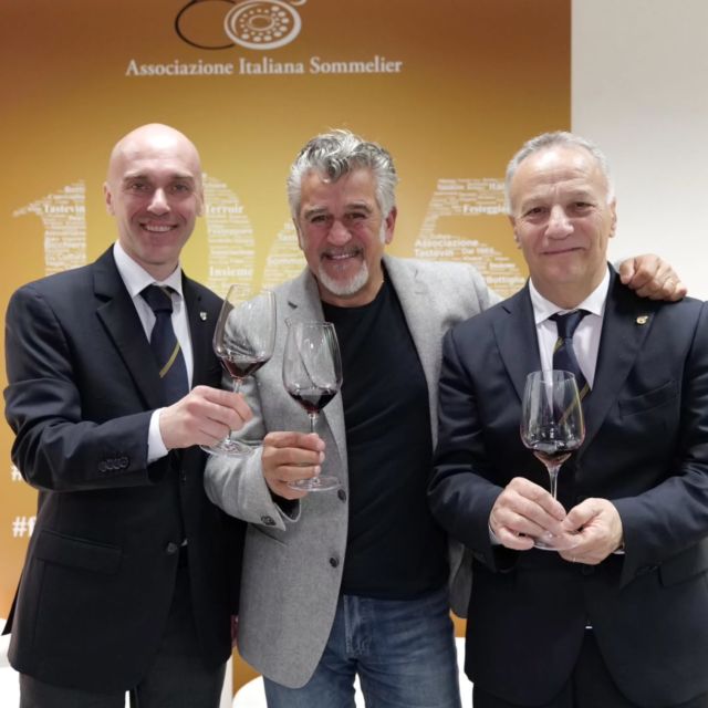 Terza giornata #aisitalia a #vinitaly: un pieno di cultura, storia e innovazione tra la nostra Lounge e incontri istituzionali!

 Ecco i momenti clou di oggi:

Ore 11:30 📍 Lounge AIS
Secondo, imperdibile appuntamento con Roberto Cipresso (@rcipresso )! Questa volta ci ha immerso nell'"Alchimia del Vino" ⚗️🍷, svelandoci i segreti più affascinanti della sua trasformazione ed evoluzione nel tempo. Un viaggio nella materia e nello spirito del vino!

Ore 12:30 📍 Sala Conferenze Masaf
Momento di grande rilevanza culturale presso il Ministero dell'Agricoltura: il Presidente Nazionale Sandro Camilli ha partecipato alla presentazione del libro "Viticoltura storica ed eroica" 📚🍇. Un plauso ai curatori Mauro Agnoletti, Federica Romano e Sonia Torretta per questo volume fondamentale che valorizza paesaggi e pratiche viticole uniche e preziose. Un argomento già oggetto di apposito protocollo siglato tra AIS e cattedra UNESCO sul paesaggio.

Ore 15:30 📍 Lounge AIS
Innovazione digitale per i nostri Sommelier! Marco Rezzano e Luca Giordana hanno presentato in anteprima "Pairings" 📱🍽️🍷, la nuovissima App AIS dedicata agli abbinamenti cibo-vino. Uno strumento pratico e intuitivo, pensato su misura per supportare i corsisti del terzo livello nel loro percorso formativo. 

Una giornata intensa che conferma l'impegno di AIS a 360 gradi: dalla profonda conoscenza del vino e della sua storia, fino agli strumenti tecnologici più avanzati per la professione. 🔥

 #AssociazioneItalianaSommelier #AISLounge #Sommelier
