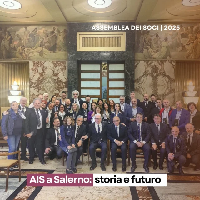 Oggi la nostra assemblea dei soci si è riunita in un luogo che respira la storia d'Italia: il Salone dei Marmi del Palazzo di Città di Salerno. Qui, nel 1943, si insediò il primo Governo di unità nazionale, simbolo di ripartenza e coesione. 

È stato un onore e un'emozione vedere questa sala, carica di significato, oggi gremita dai nostri soci. Una partecipazione straordinaria che testimonia l'attaccamento ai nostri valori e la voglia di condividere un percorso comune. Grazie a tutti per la presenza e l'entusiasmo!

A rendere questo momento ancora più significativo, la gradita partecipazione del Sindaco di Salerno, Vincenzo Napoli, che ha voluto portare il suo saluto. Le sue parole di apprezzamento per il ruolo dell'Associazione Italiana Sommelier nella diffusione del valore culturale del vino e dell'olio, e per il nostro costante supporto a un settore fondamentale per il Paese, ci onorano profondamente e ci spingono a fare sempre meglio.

Un sentito ringraziamento va, prima di tutto, a tutti i soci AIS che hanno partecipato con tanto calore, dimostrando ancora una volta la forza della nostra comunità. Grazie di cuore ai soci di @aiscampania per la loro numerosa presenza e il loro spirito coeso.

Un plauso speciale e un ringraziamento sentito vanno al Presidente Regionale Tommaso Luongo e al Delegato @ais_salerno Nevio Toti per l'impeccabile organizzazione e la passione che hanno messo nel rendere questa giornata memorabile.

Grazie a tutti per aver contribuito a questo importante momento di condivisione e crescita per la nostra Associazione!

#aisitalia #Salerno #StoriaItaliana  #CulturaDelVino #CulturaDellOlio #AISCampania