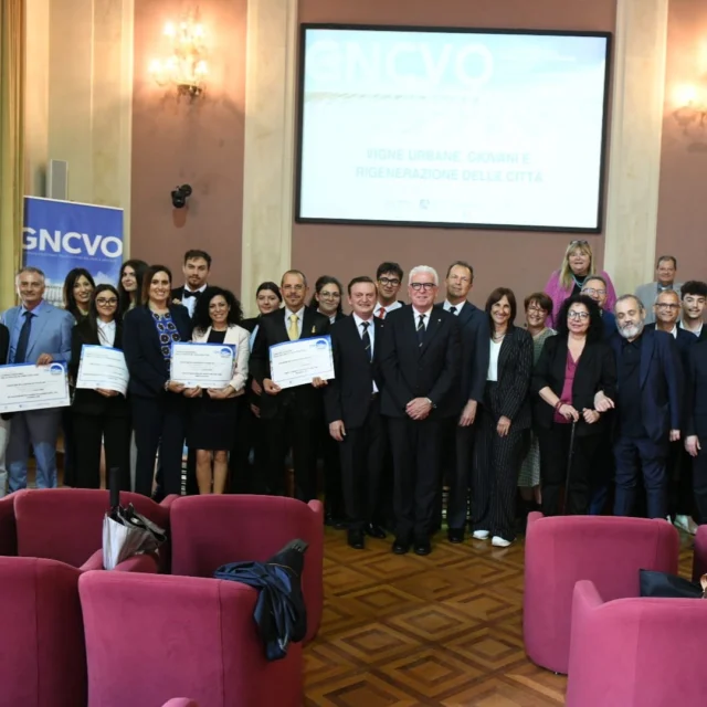 🏆 AIS Premia il Futuro: cultura, giovani e vigne urbane! 🍇🌱

Si è tenuta oggi, a Roma, nella prestigiosa cornice del Ministero dell'Istruzione e del Merito (@ministeroistruzione), la XV Giornata Nazionale della Cultura del Vino e dell’Olio.

L'evento mette al centro i giovani e la formazione, e ha visto la consegna di 5 borse di studio ad altrettanti istituti scolastici d'eccellenza da Pulsano (TA), Locorotondo (BA), Cassino (FR) e Vibo Valentia (VV). Congratulazioni ai futuri protagonisti del mondo enoico e dell'ospitalità! 👏

Ma non solo! Abbiamo esplorato un futuro affascinante: le vigne urbane 🏙️. Presentato l'innovativo "World Urban Vineyards Atlas" che vede l'Italia leader mondiale con 32 vigne identificate! Un ponte tra tradizione, innovazione e rigenerazione urbana.

Guardiamo già al 2025, anche con il supporto prezioso di @zonin1821 per approfondire proprio questo tema! 

Un grazie immenso ai Ministeri dell'Istruzione, della Cultura (@mic_italia) e dell'Agricoltura (@masafsocial)  per il loro patrocinio e sostegno.

Insieme, coltiviamo la cultura e l'innovazione! 

#aisitalia #AssociazioneItalianaSommelier #GNCVO #CulturaDelVino #CulturaDellOlio #BorseDiStudio #Formazione #Scuola #MinisteroIstruzione #VigneUrbane #UrbanVineyards #Zonin1821 #VinoItaliano #Sommelier #Italia #Sostenibilità #Roma #Futuro #MadeInItaly #WineLovers