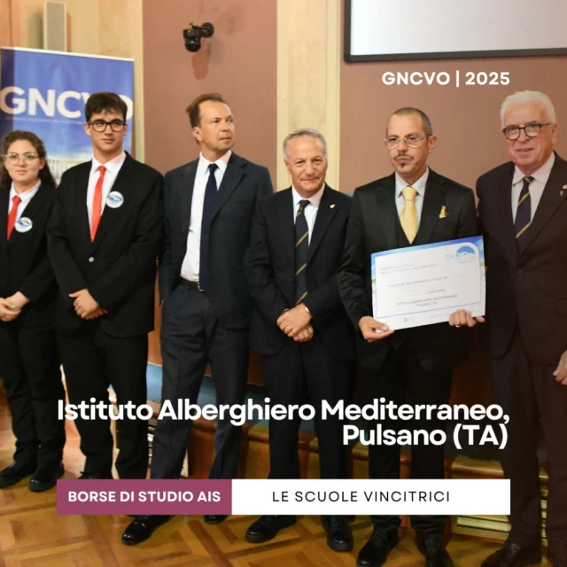 Siamo entusiasti di celebrare le eccellenze che hanno brillato durante la XV #gncvo. #aisitalia è orgogliosa di essere al fianco delle nuove generazioni.

Crediamo che la conoscenza sia il seme del futuro. Per questo abbiamo scelto di investire nella formazione, assegnando, per il secondo anno di fila, 5 borse di studio, ciascuna del valore di 2.500 euro. 

Un gesto concreto per veicolare tra i giovani il valore culturale di #vino e #olio, perché scoprano questo patrimonio inestimabile, fatto di storia, identità e concrete opportunità professionali.

Un grande applauso ai vincitori e ai loro fantastici lavori:

1️⃣ Istituto Alberghiero Mediterraneo, Pulsano (TA): ci ha sorpreso con “La Rivoluzione del Ragù”, un racconto creativo che insegna storia, cultura e tecnica del ragù pugliese, valorizzando Primitivo di Manduria e Olio EVO.

2️⃣ IIS Basile-Caramia-Gigante, Locorotondo (BA): ha presentato un progetto sul Tarallo Pugliese come simbolo della Valle d’Itria, proponendo un modello di valorizzazione turistica tramite un “viaggio immersivo”.

3️⃣ IIS San Benedetto di Cassino (FR) - Indirizzo Alberghiero: ci ha portato in un “Viaggio nel Gusto” in Ciociaria, focalizzandosi sui “cecapreti” al ragù di capra, valorizzando il Pecorino di Picinisco DOP e l'abbinamento con il Cabernet.

4️⃣ IIS San Benedetto di Cassino (FR) - Indirizzo Accoglienza Turistica: ha presentato “Sapori di Venafro”, celebrando la tradizione olearia molisana, l'Olio Licinius e il suo legame con il “V’scuott”, il tarallo locale.

5️⃣ Istituto Professionale Gagliardi-De Filippis-Prestia, Vibo Valentia (VV): ha proposto “Un giorno vidi il mare che si unì alla terra”, un risotto al gambero rosa, olio locale e vino Cirò, per simboleggiare l'unione tra Ionio e Tirreno.

Un enorme grazie a studenti e docenti per il loro impegno, e per aver condiviso e sostenuto con passione la nostra iniziativa! 👏

L'avventura continua: il tema per il 2025 sarà "Vigne Urbane"! Siete un istituto scolastico e volete mettere in gioco la creatività dei vostri studenti? Non perdete l'occasione di partecipare alla prossima borsa di studio AIS! Visitate il nostro sito o scriveteci per scoprire come partecipare.